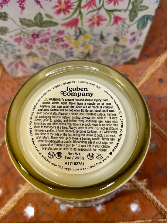 Leoben Company Jasmine Santal Scented Candle - Picture 3 of 3